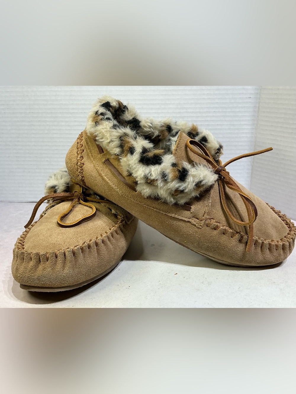 10M Minnetonka Cally Leopard Moccasin Slippers Cozy Winter Y2K Boho faux fur